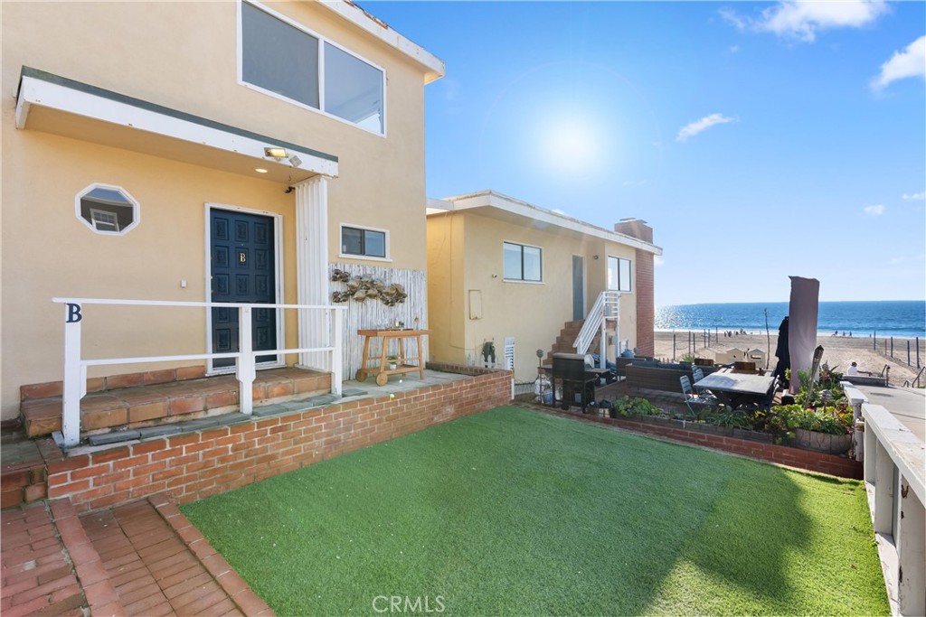 920 The Strand Manhattan Beach, CA 90266 - Photo 32 of 72 Unit B (2 Bed/2 Bath Unit) - Patio and Entry