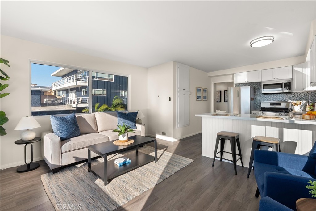 920 The Strand Manhattan Beach, CA 90266 - Photo 35 of 72 Unit B (2 Bed/2 Bath Unit) - Living Room and Kitchen