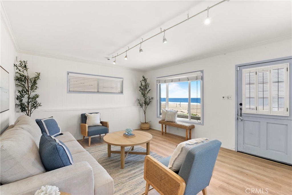 920 The Strand Manhattan Beach, CA 90266 - Photo 8 of 72 Unit D (1 Bed/1 Bath Unit) - Entry and Living Room