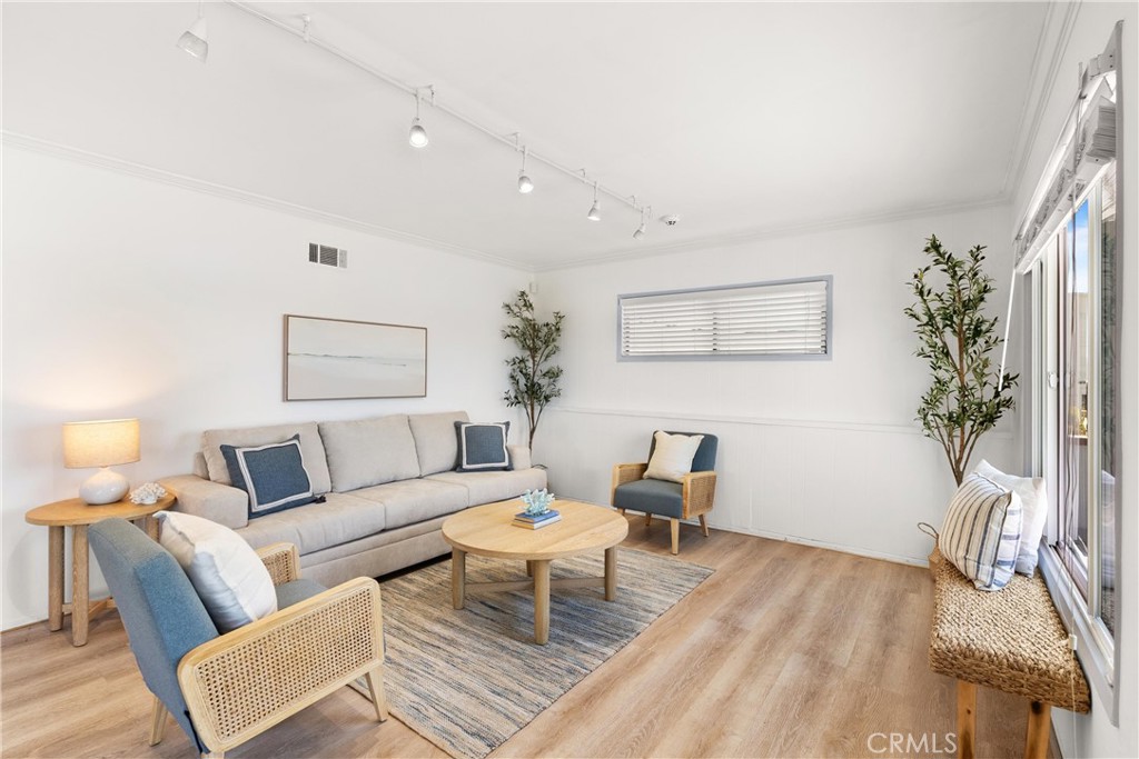 920 The Strand Manhattan Beach, CA 90266 - Photo 10 of 72 Unit D (1 Bed/1 Bath Unit) - Living Room