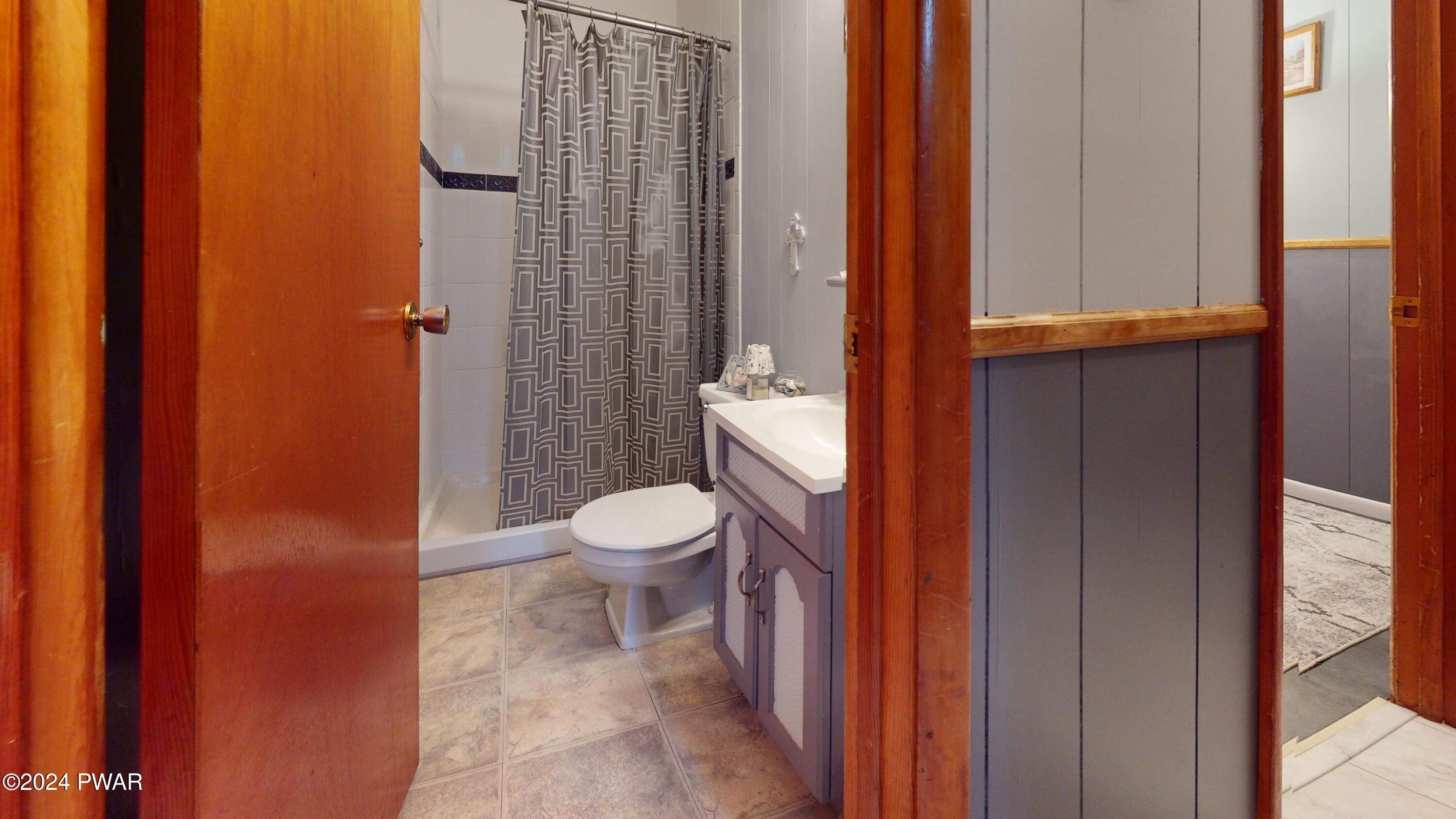 134 Sunnylands Road Milford, PA 18337 - Photo 21 of 59 a bathroom with a toilet a sink and shower