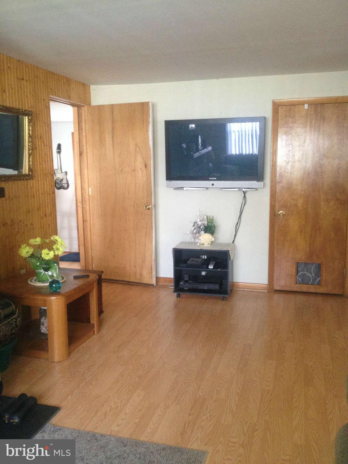 2215 Maple Road Baltimore, MD 21219 - Photo 5 of 25 Family Room
