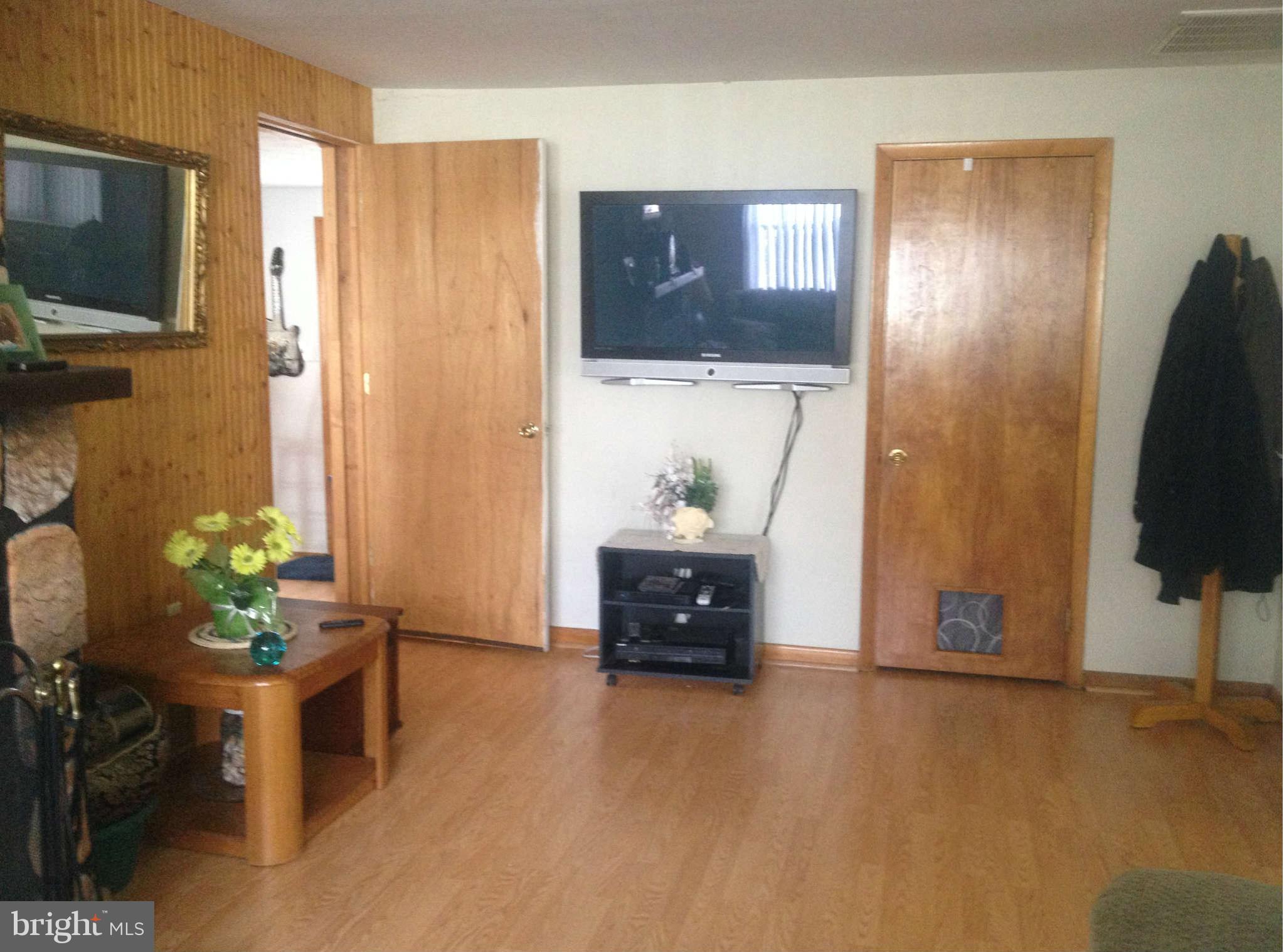 2215 Maple Road Baltimore, MD 21219 - Photo 6 of 25 Family Room