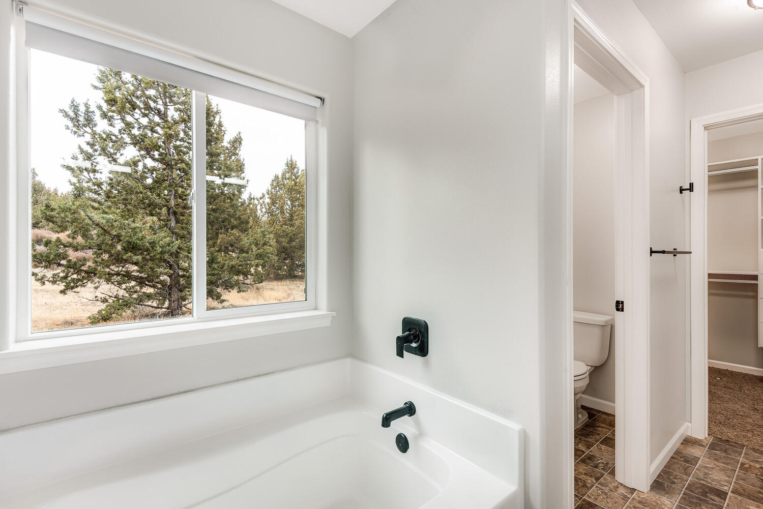 21305 Southwest Gift Road Bend, OR 97703 - Photo 20 of 46 Primary Bathroom