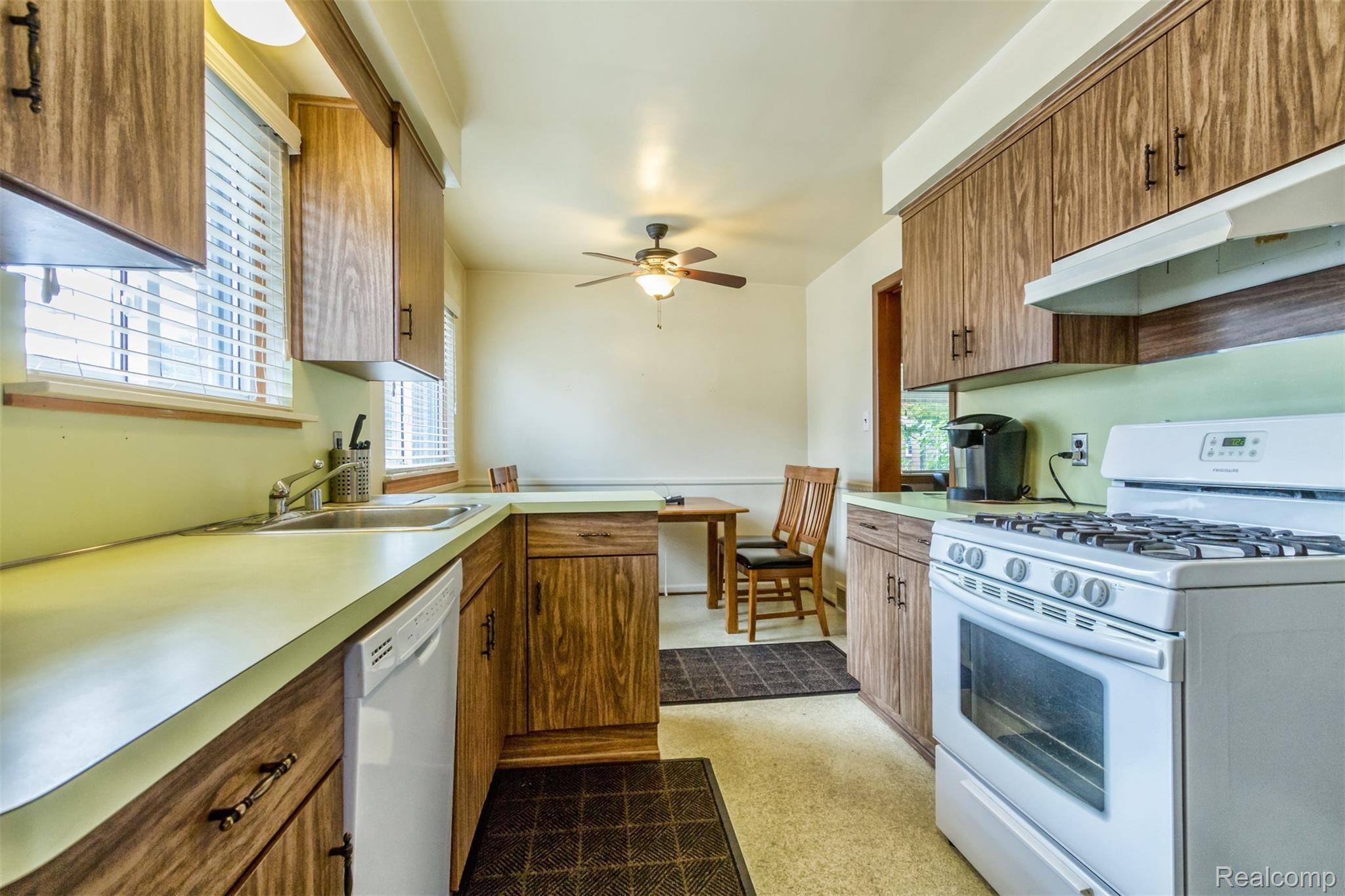 3853 Harding Street Dearborn, MI 48124 - Photo 10 of 32 12.jpg