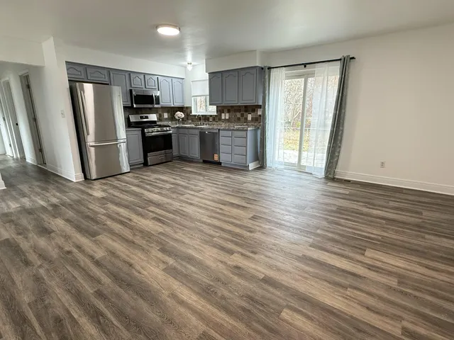 $1,800 | 12757 De Cook Drive, Sterling Heights, MI 48313