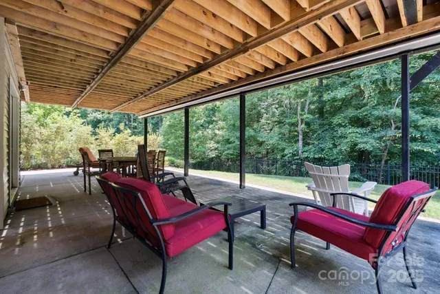 a view of a backyard