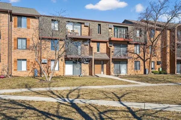 $195,000 | 734 Briar Hill Lane, Unit 3, Addison, IL 60101