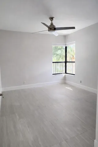 a sign that is sitting on a brick wall