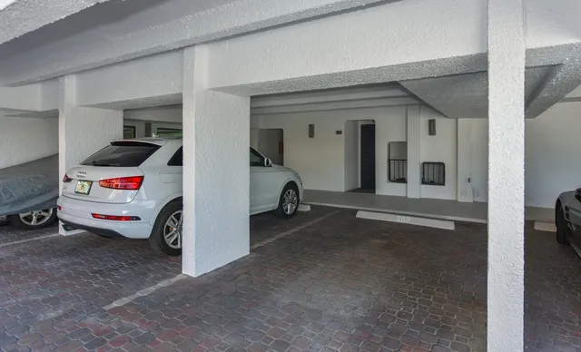a view of livingroom with furniture