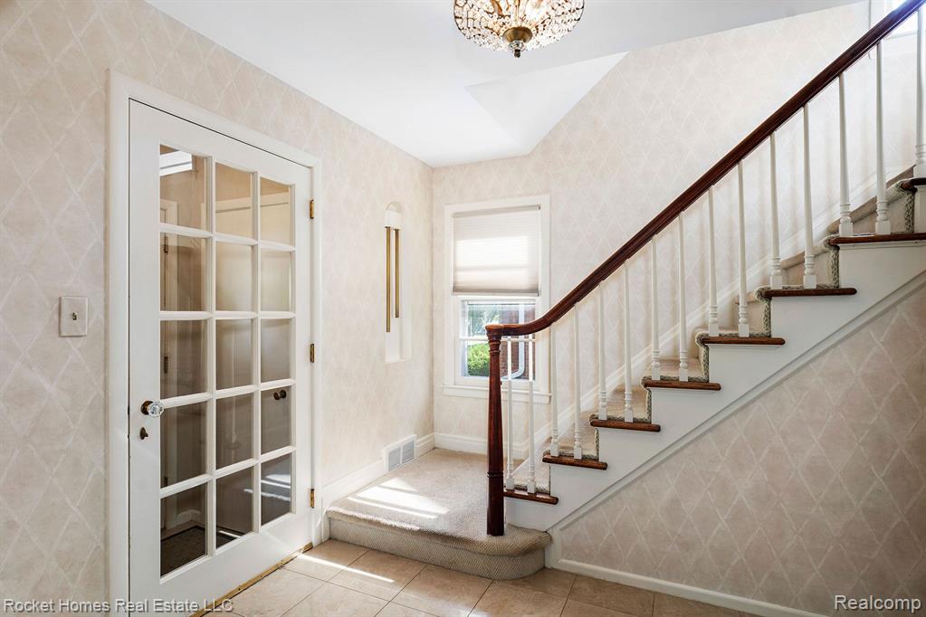 1629 Prestwick Road Grosse Pointe Woods, MI 48236 - Photo 6 of 37