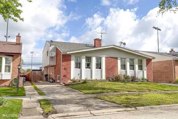 $359,000 | 9268 Barberry Lane, Des Plaines, IL 60016
