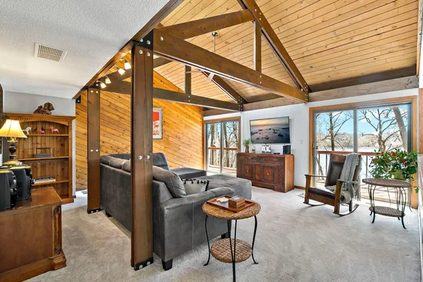 $800,000 | 7481 Long Lake Road, Willmar, MN 56201
