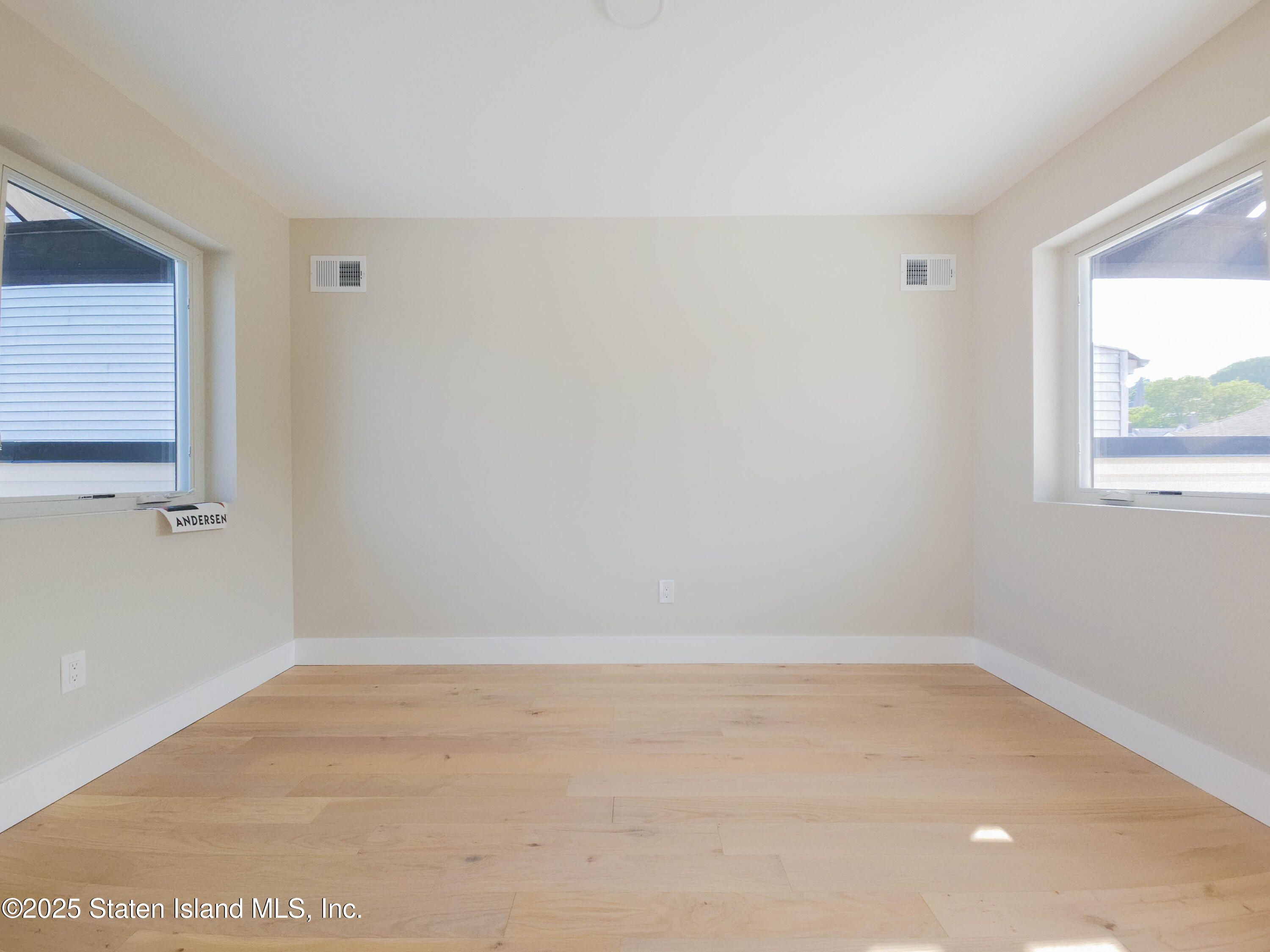 334 Van Duzer Street Staten Island, NY 10304 - Photo 39 of 44 20250611_163601