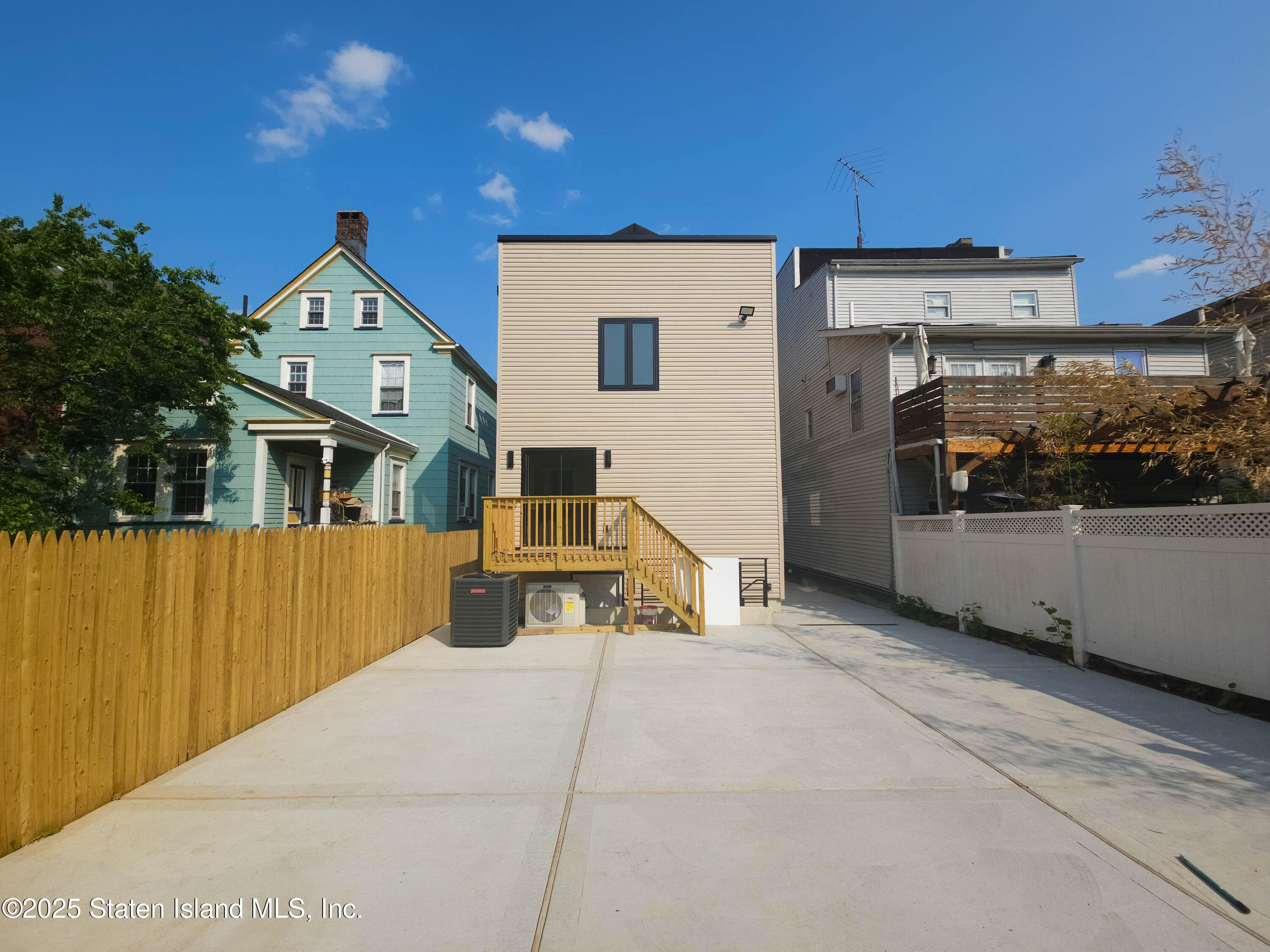 334 Van Duzer Street Staten Island, NY 10304 - Photo 6 of 44 20250611_164108