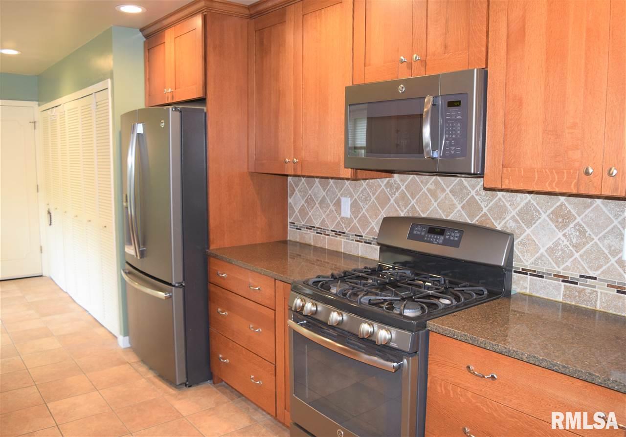 1718 East Maple Ridge Drive Peoria, IL 61603 - Photo 8 of 32 Gallery Image 8