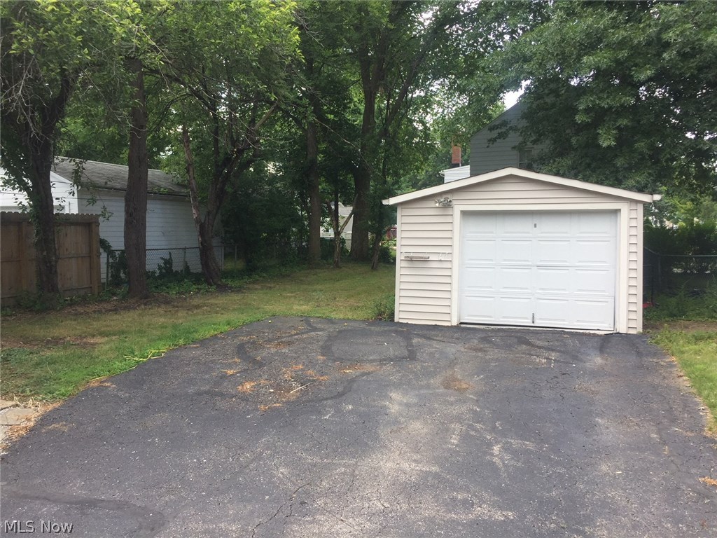 1336 Argonne Road Cleveland, OH 44121 - Photo 4 of 8