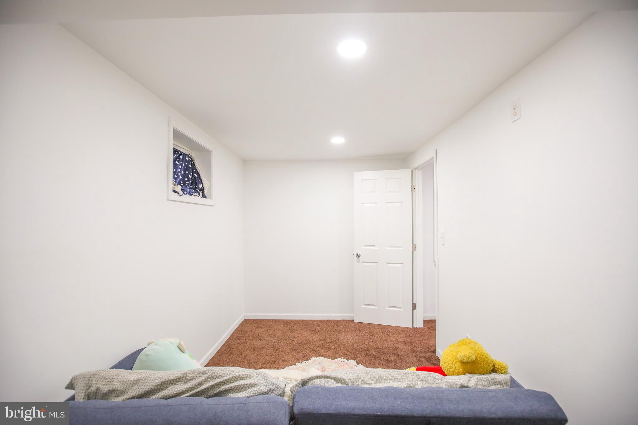 9200 Pine View Lane Clinton, MD 20735 - Photo 16 of 28 a living room with furniture