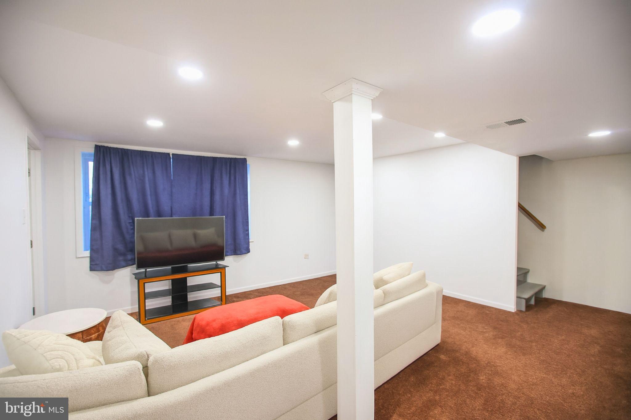 9200 Pine View Lane Clinton, MD 20735 - Photo 18 of 28 a living room with furniture and a flat screen tv