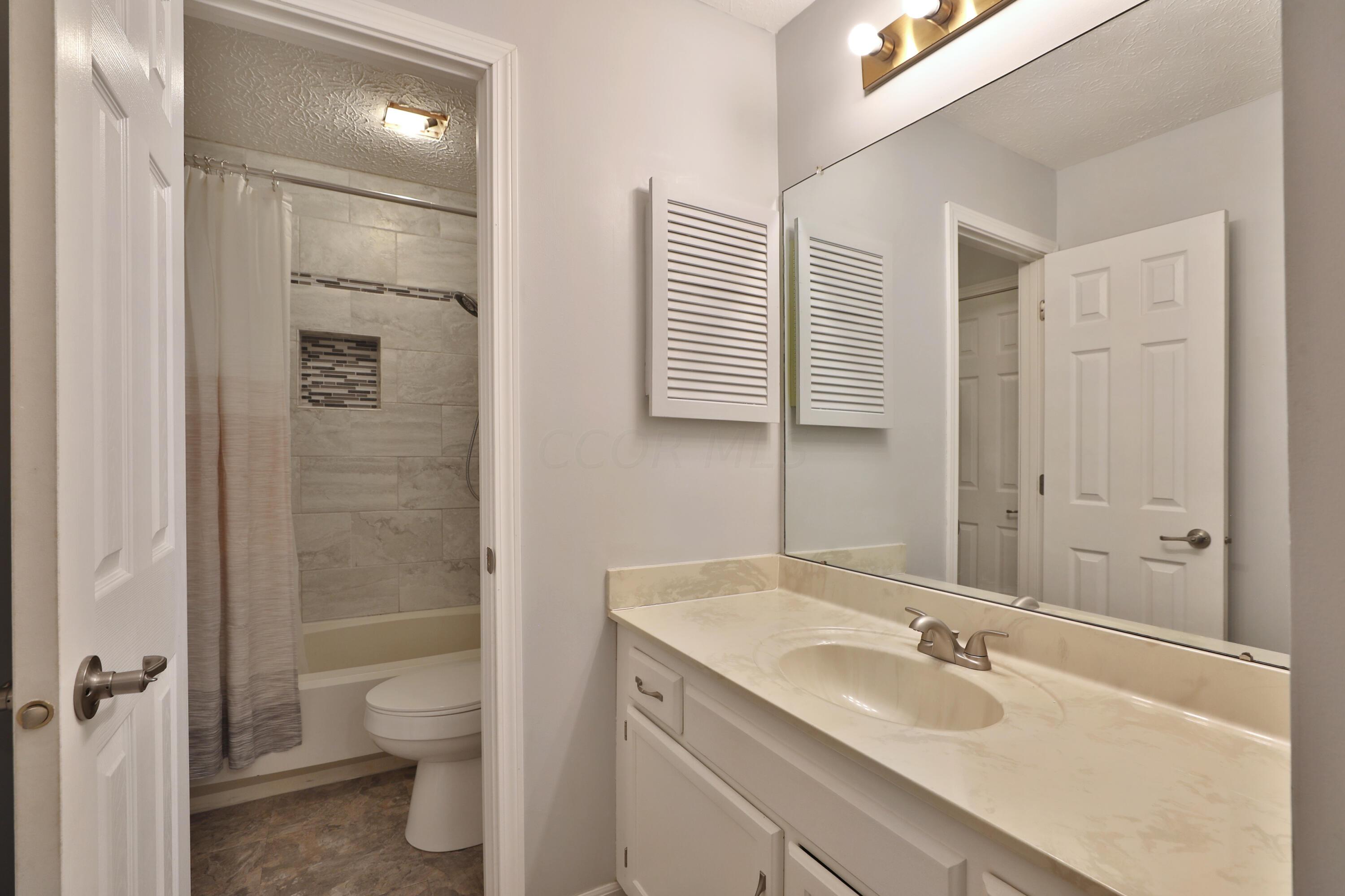 5365 Reed Road Columbus, OH 43235 - Photo 23 of 37 2nd Floor Full Bathroom