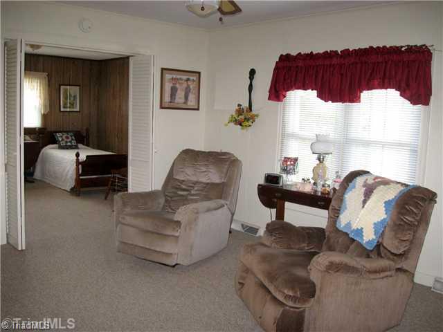 208 Collins Road Madison, NC 27025 - Photo 10 of 16 Living Room.