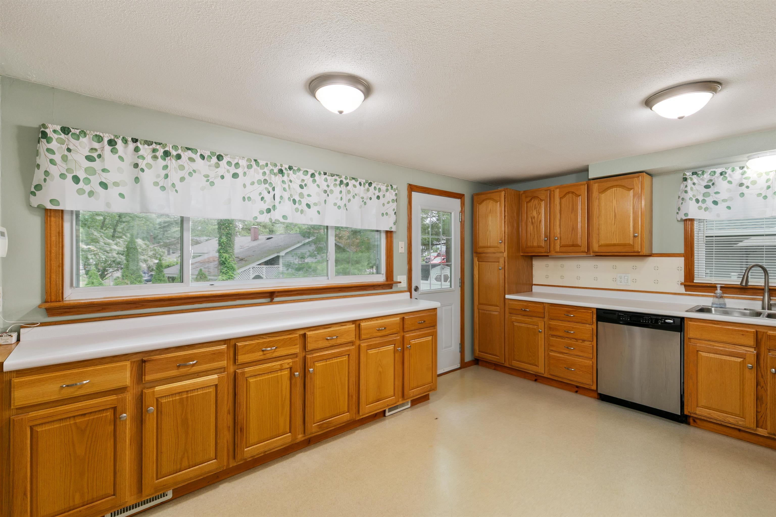 3 Custom Street Nashua, NH 03062 - Photo 9 of 47 Gallery Image 9