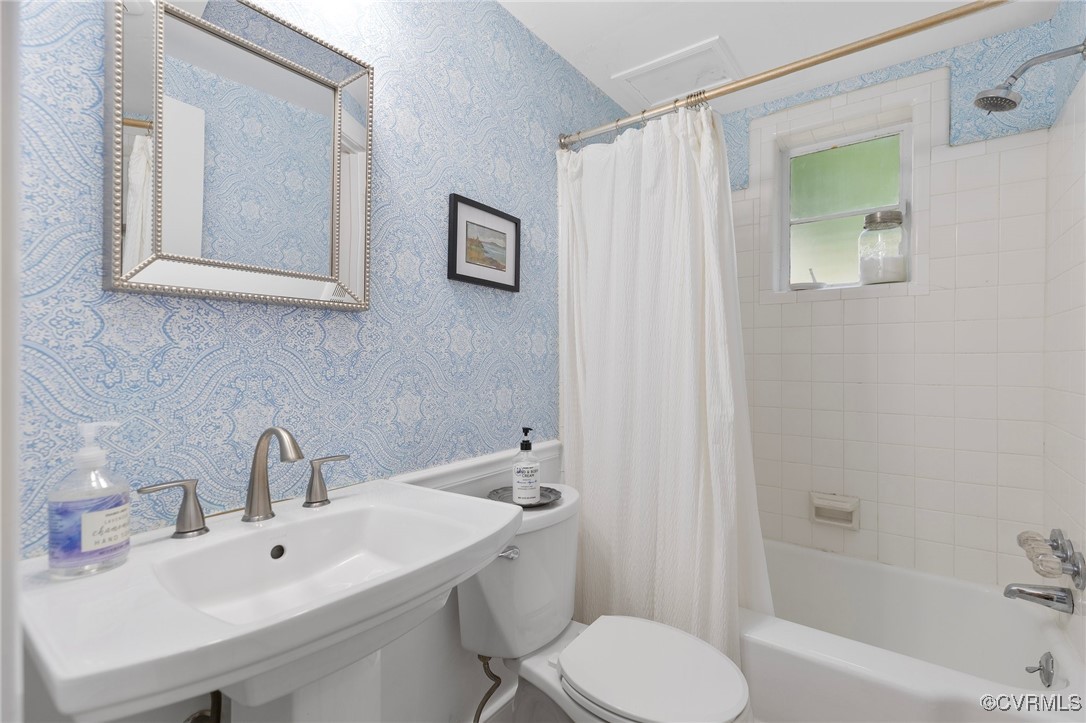 4233 Waumsetta Road Richmond, VA 23235 - Photo 17 of 32 a bathroom with a toilet a sink and mirror