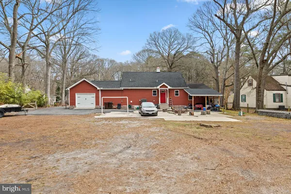 a view of backyard with a garden and trees