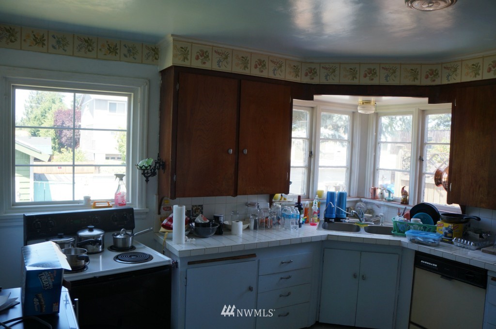 1222 Northeast 96th Street Seattle, WA 98115 - Photo 2 of 12