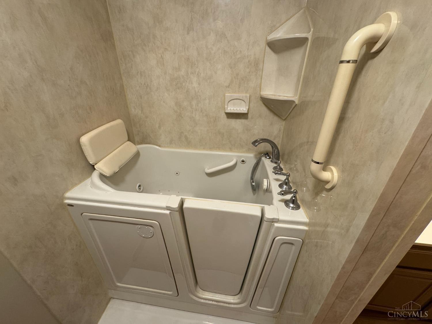 6954 Bridges Road Cincinnati, OH 45230 - Photo 12 of 43