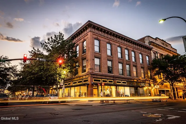 $1,993 | 256 Broadway, Unit 205, Troy, NY 12180