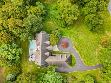 a sign that is on the side of a wall