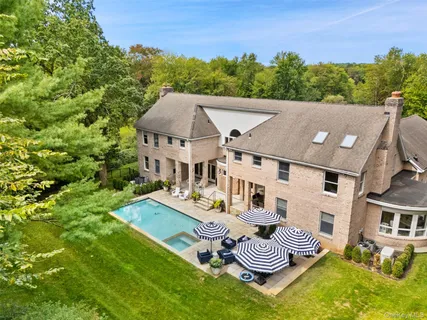 a black and white photo of a living room