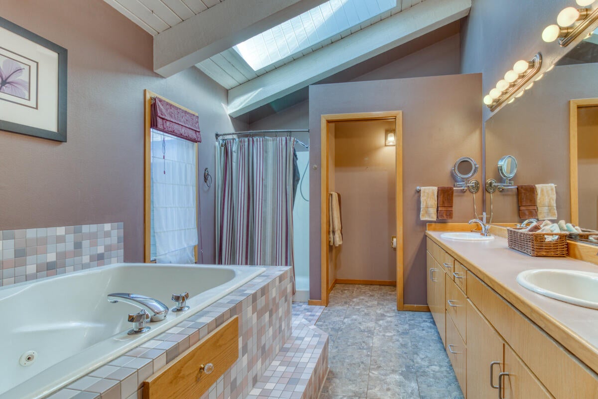 63330 Old Deschutes Road Bend, OR 97701 - Photo 31 of 34 Large master bath