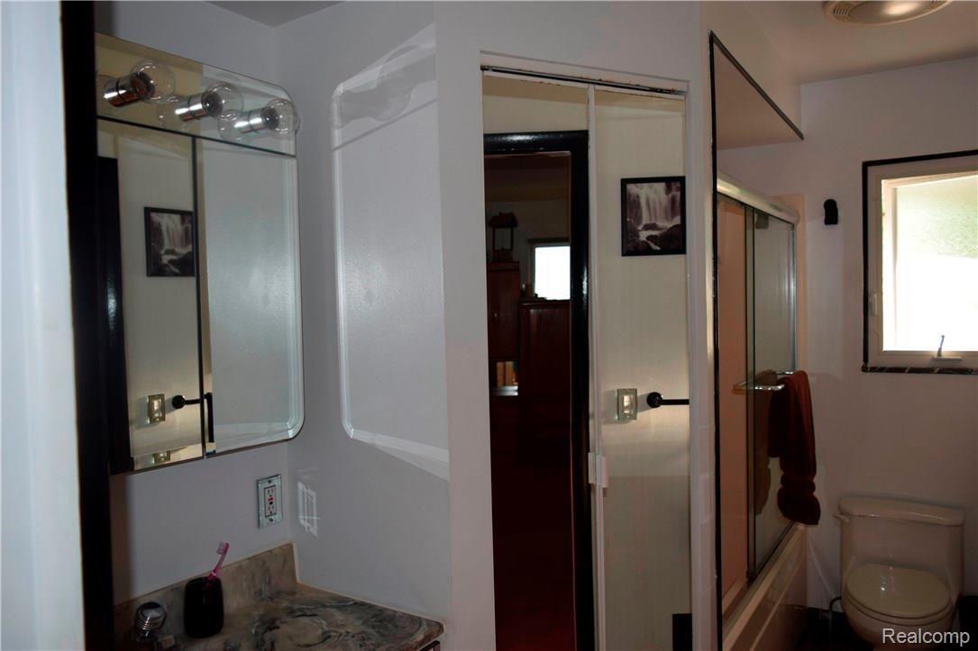 2121 Highfield Road Waterford, MI 48329 - Photo 14 of 23 FULL BATH