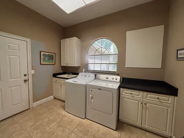 a view of kitchen with washer and dryer