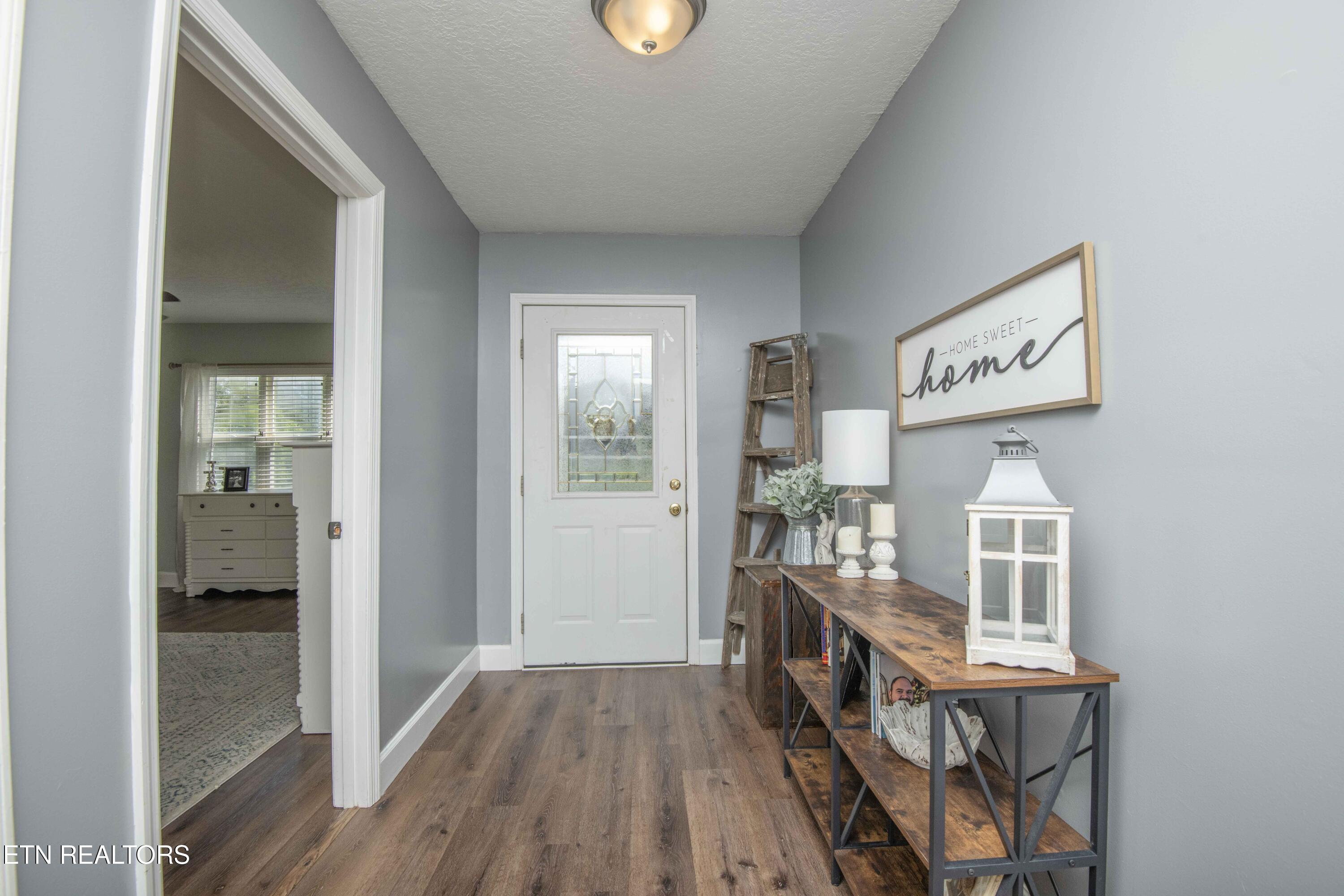 401 Vonore Road Loudon, TN 37774 - Photo 8 of 47 foyer_1