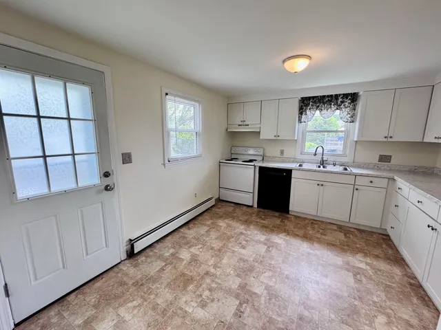 $2,750 | 494 Winnacunnet Road, Unit E, Hampton, NH 03842