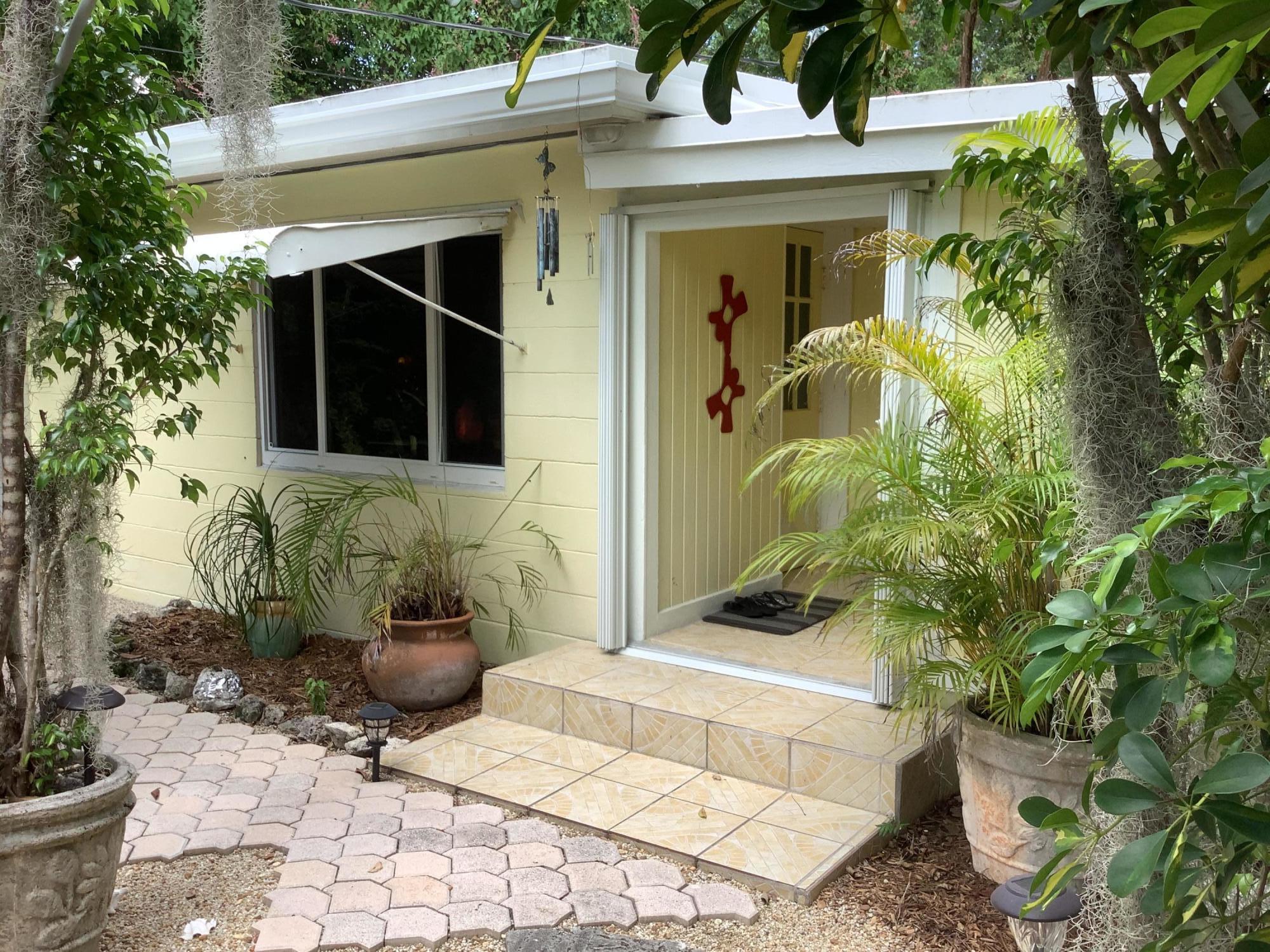 809 Largo Road Key Largo, FL 33037 - Photo 2 of 29 Side Entrance through breezeway