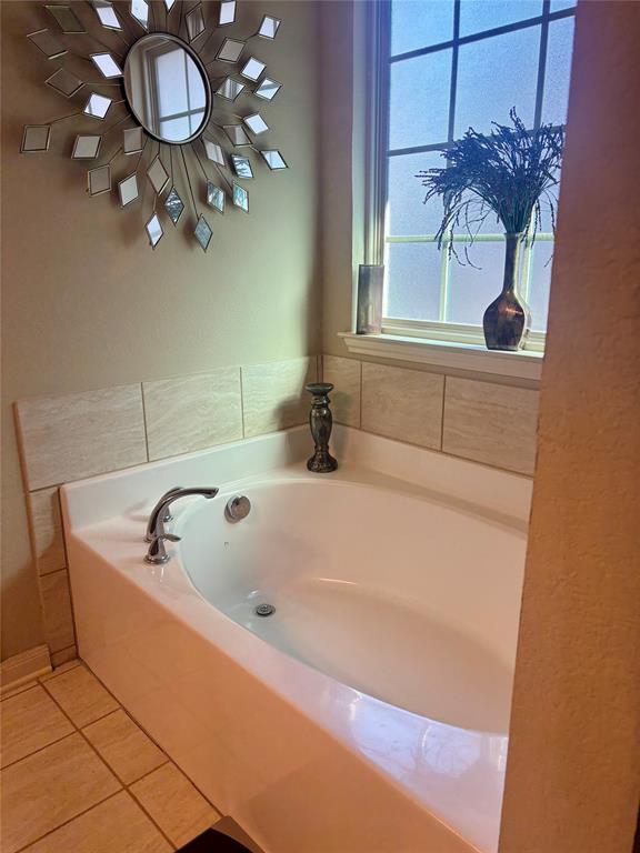 10717 Fallbrook Road Waco, TX 76708 - Photo 20 of 33 a bathroom with a tub a sink and a mirror