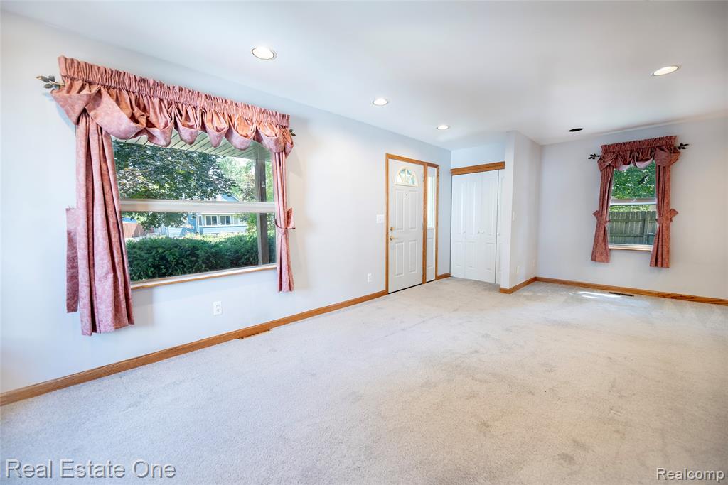 3180 Eastwood Drive Rochester, MI 48309 - Photo 2 of 45
