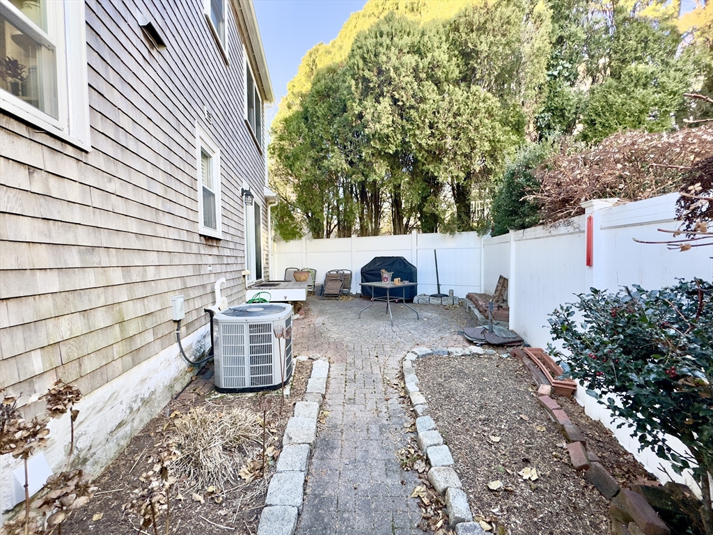 8 Fox Point Road Boston, MA 02125 - Photo 11 of 37