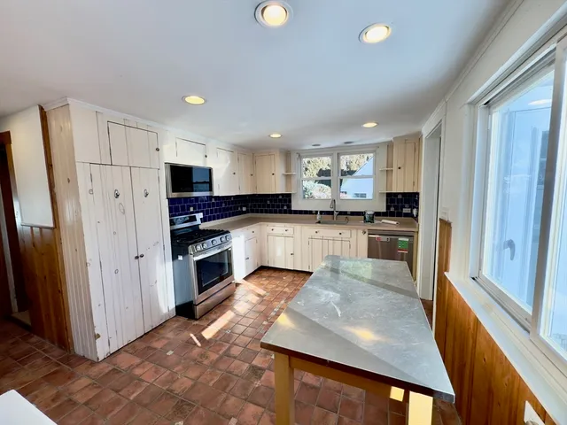 $4,000 | 8 Fox Point Road, Boston, MA 02125