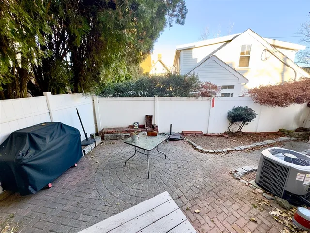 $4,000 | 8 Fox Point Road, Boston, MA 02125