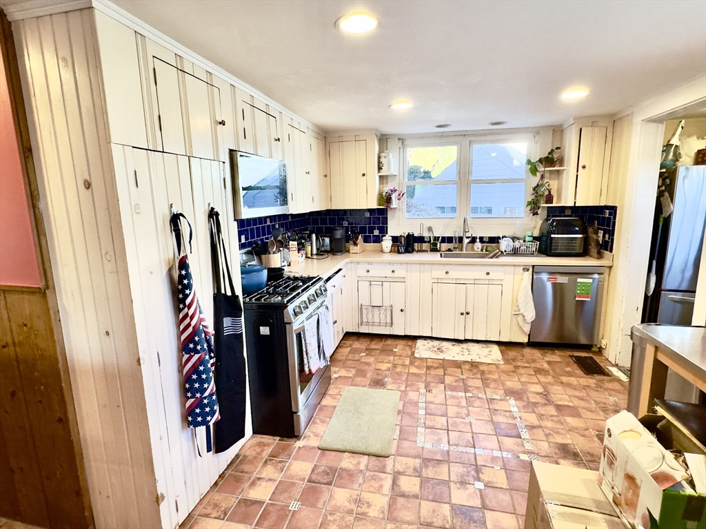 8 Fox Point Road Boston, MA 02125 - Photo 22 of 37