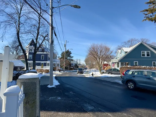 $4,000 | 8 Fox Point Road, Boston, MA 02125