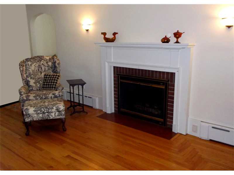 573 Wolcott Avenue Middletown, RI 02842 - Photo 4 of 25 Living Room.