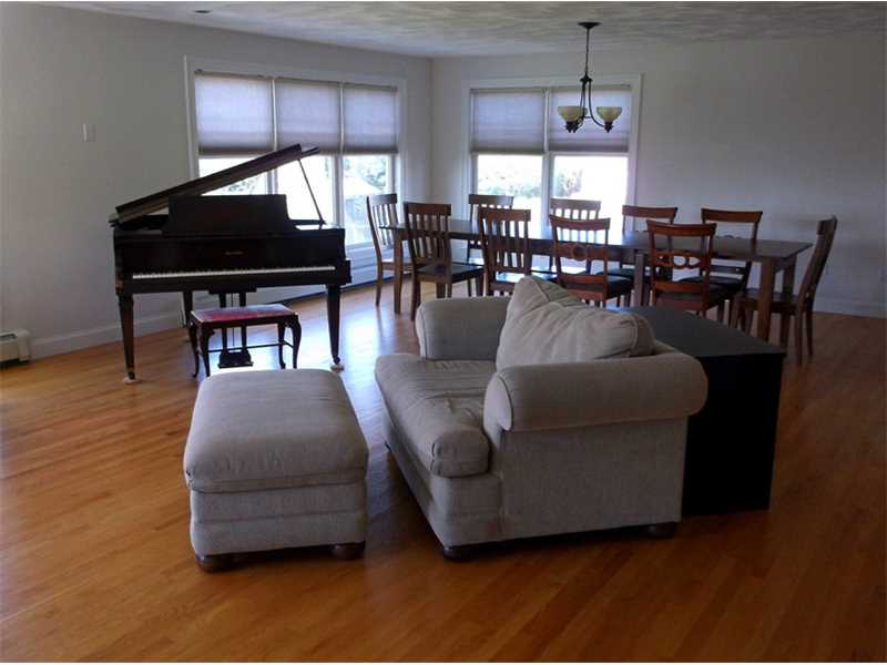 573 Wolcott Avenue Middletown, RI 02842 - Photo 7 of 25 Living Room.