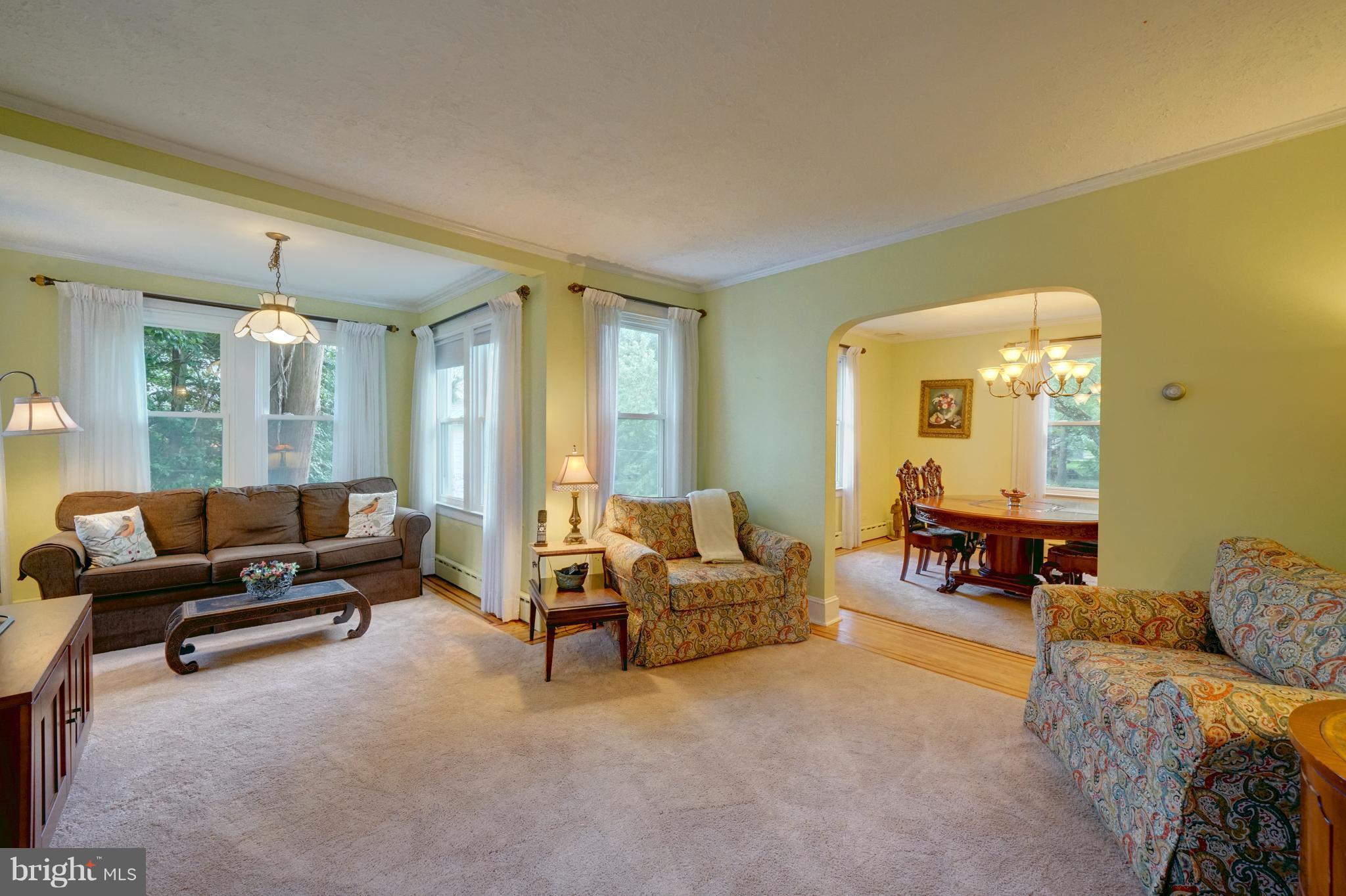 602 Charing Cross Road Baltimore, MD 21229 - Photo 3 of 33 Expansive living room with plenty of space