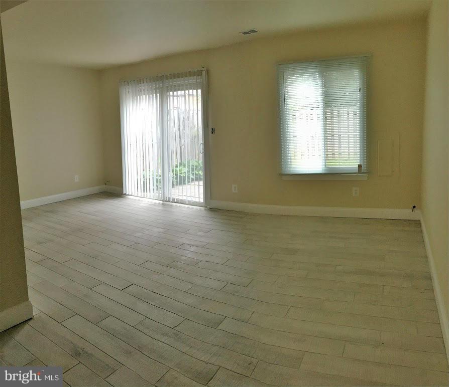 19631 Club Lake Road Gaithersburg, MD 20886 - Photo 5 of 19 Living Room